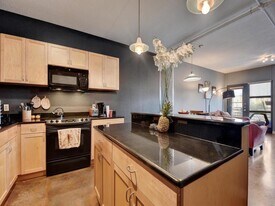 Building Photo - 711 W 26th