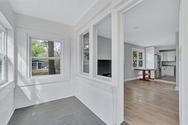 Building Photo - ***TWO WEEKS FREE*** Charming 2BR Home for Rent in Jacksonville