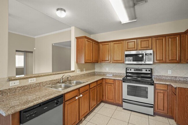 Building Photo - 420 Woodlake Dr