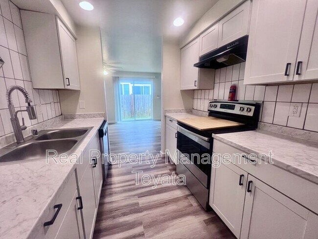 Building Photo - 902 S 22nd Ct
