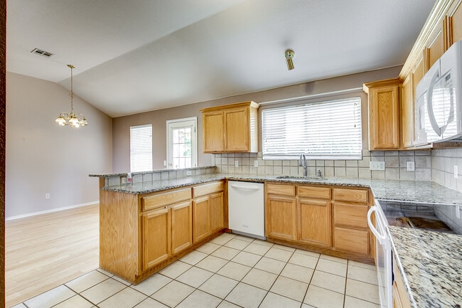 Building Photo - Edmond Schools + 4 bedrooms