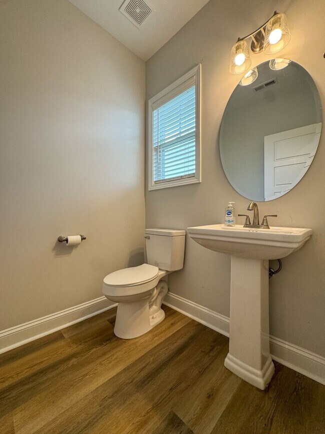 Building Photo - Beautiful 3 Bed 2.5 Bath Home in Raeford