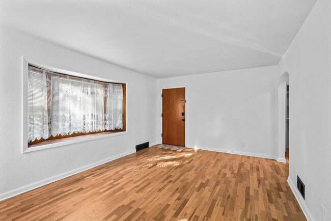 Building Photo - 305 Knoop Ln