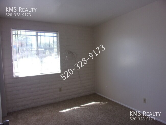 Building Photo - 6711 E Hawk Dr