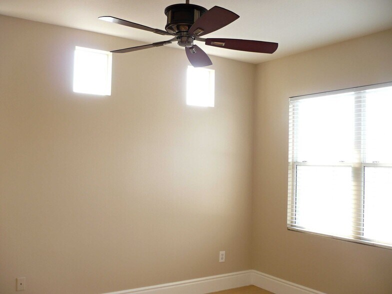 Building Photo - 1032 S Country Glen Way