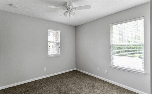 Building Photo - For Rent!!!!!  Spacious Living & Resort-Style Fun in Hamilton Glen!