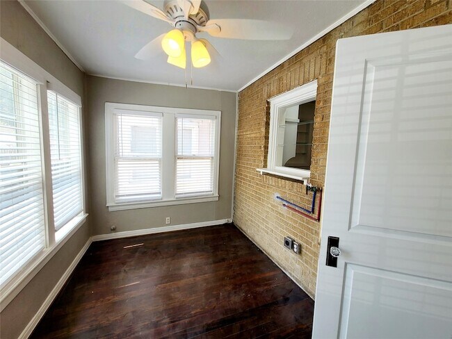Building Photo - 5920 La Vista Dr