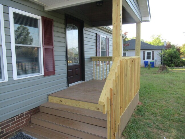 Building Photo - Move-In Ready 3-Bedroom Home in North Lincoln School District!