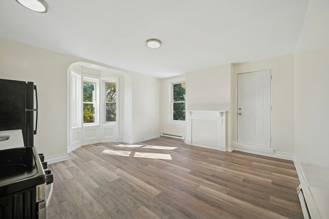 Building Photo - 109 W Queen Ln