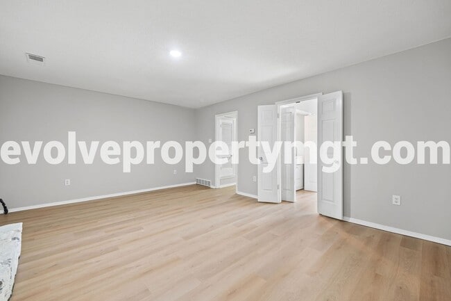 Building Photo - 2481 Chiswood St