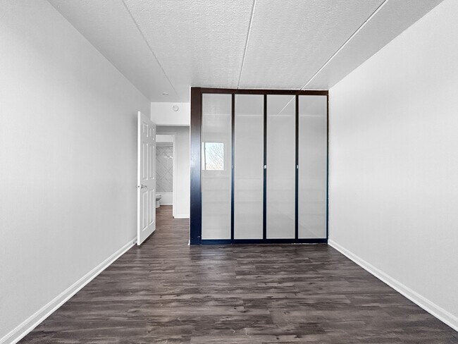 Building Photo - 5011 E Valley Ln