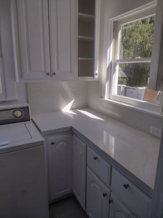 Building Photo - 1010