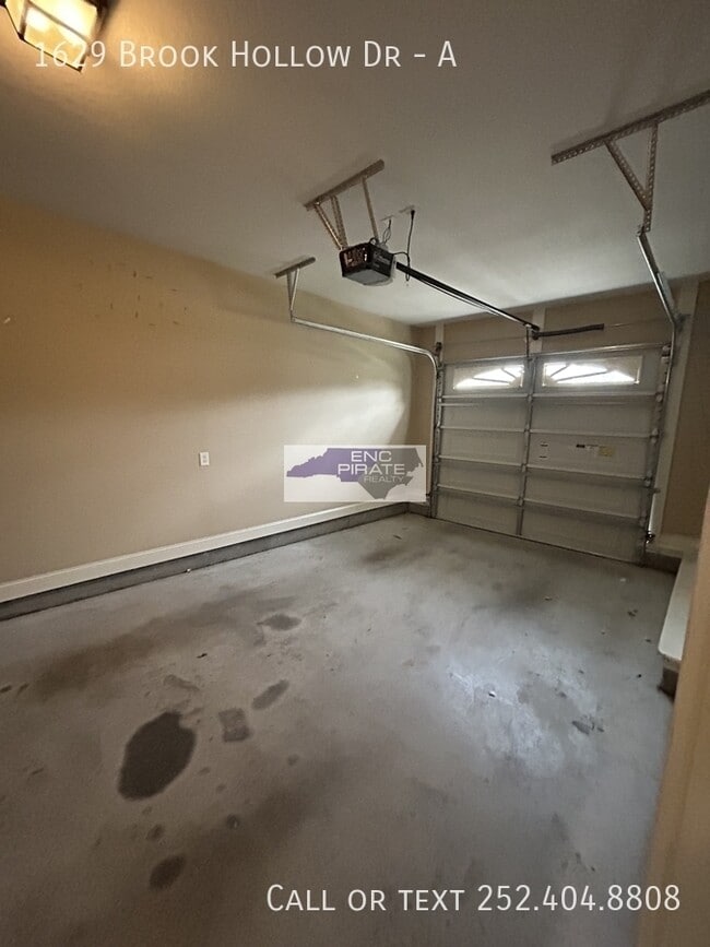 Building Photo - 1629 Brook Hollow Dr