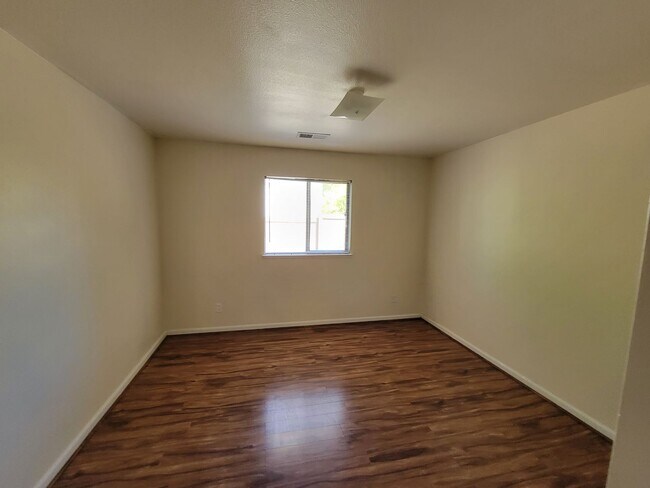 Building Photo - 3 Bedroom House Near Schools and Hiking