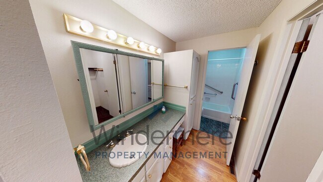 Building Photo - 601 Village Way