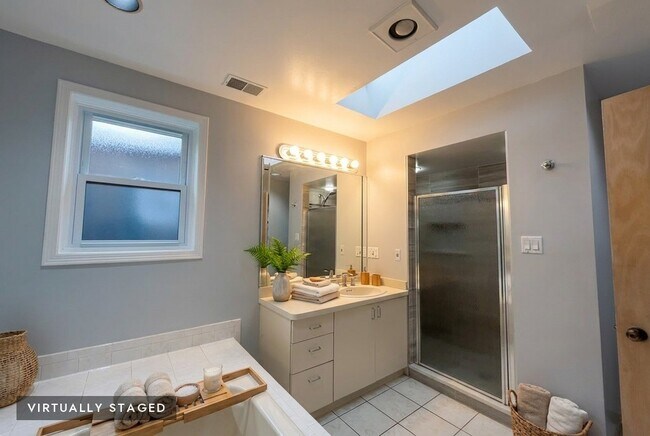 Building Photo - 449 W 37th St