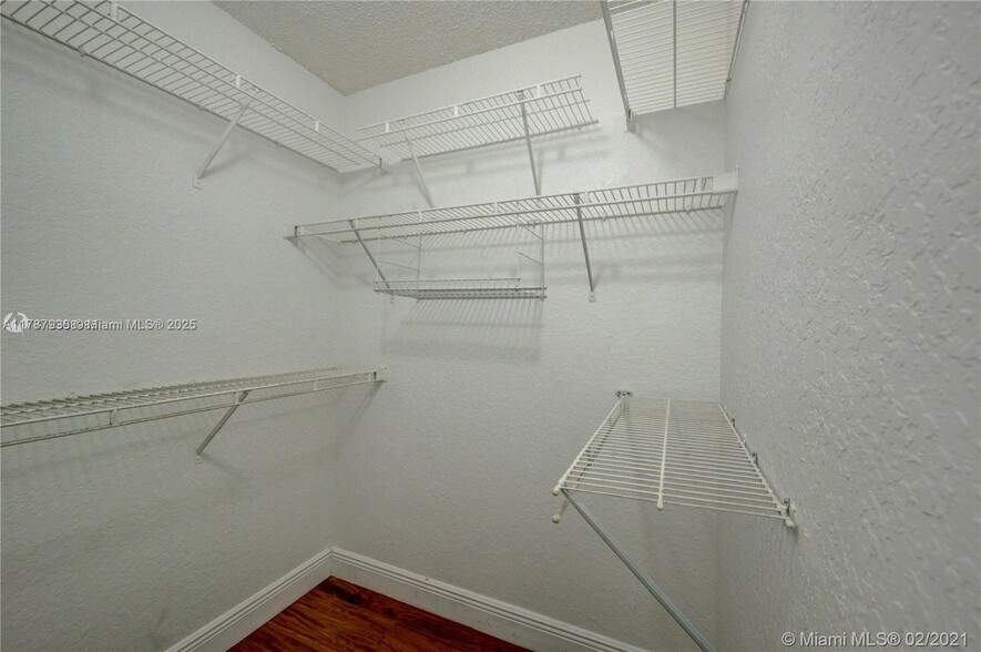 Building Photo - 2850 N Oakland Forest Dr