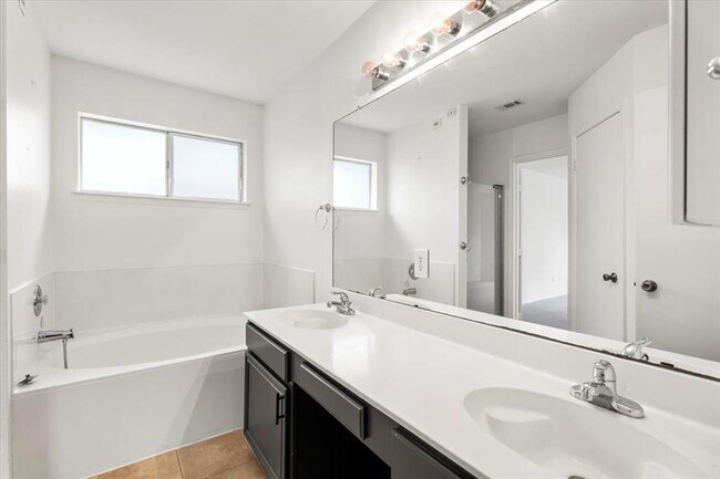 Building Photo - 6105 Back Bay Ln