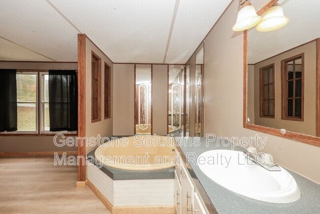 Building Photo - 5576 Hargrove Rd