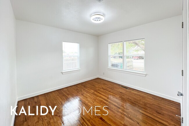 Building Photo - 909 SW 48th St