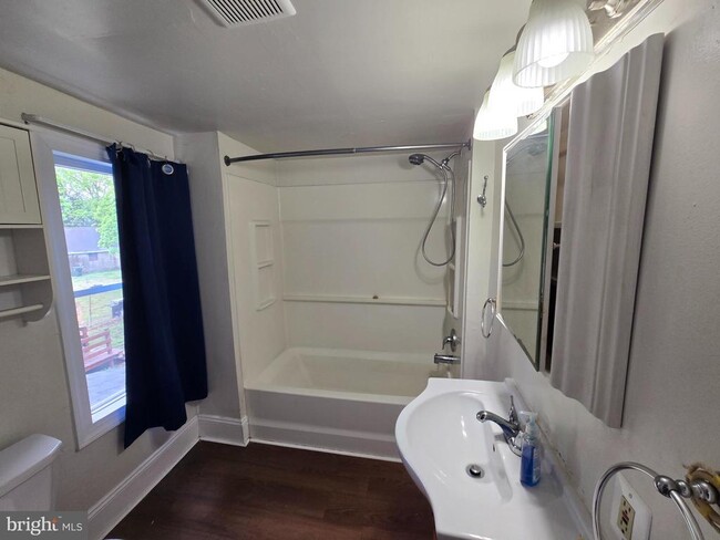 Building Photo - 106 Main St