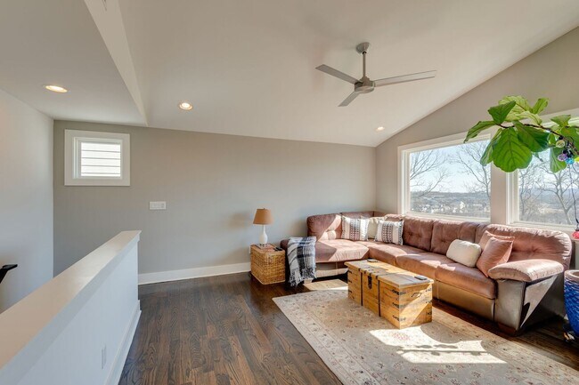 Building Photo - 4 Bedroom/3.5 Bath home overlooking the ci...