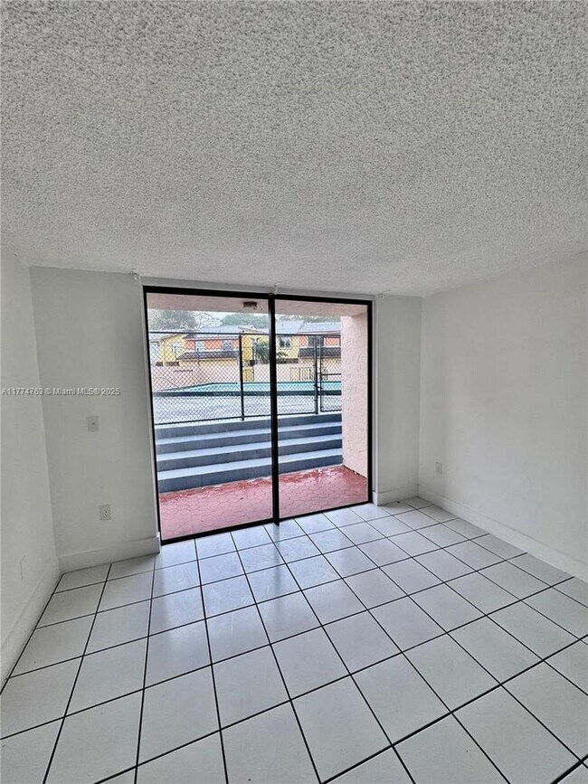 Building Photo - 9678 Fontainebleau Blvd