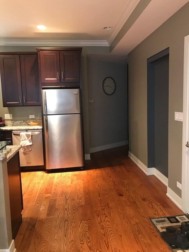 Building Photo - 2430 N Geneva Terrace