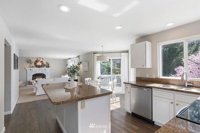 Building Photo - 3 Bedroom 2.5 Bath Hilltop Home w/Beautifu...