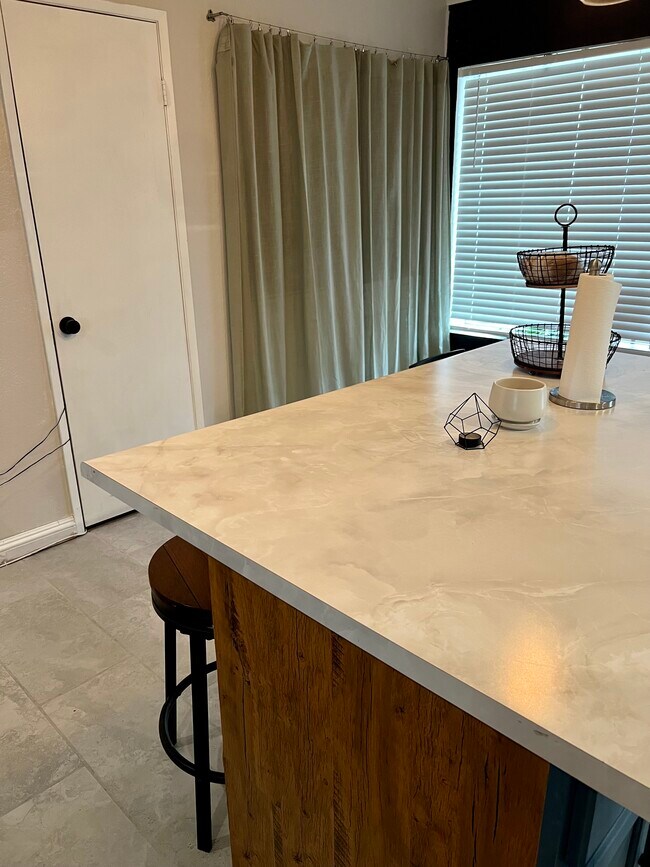 Building Photo - 941 Elm Ave