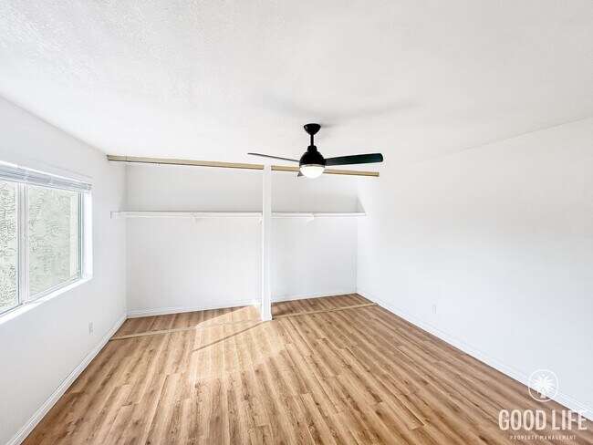 Building Photo - Stunning 3BD/2.5BA W/ Reserved Parking and Community Pool in Tierrasanta!