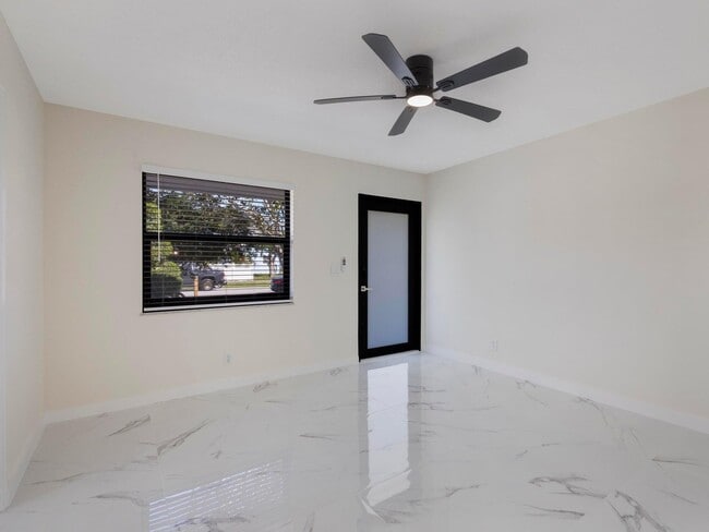 Building Photo - 992 Mohican Blvd