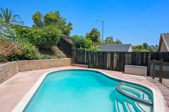 Building Photo - 10518 Pine Grove St