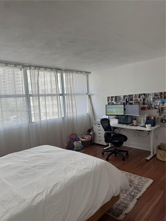 Building Photo - 1420 Brickell Bay Dr