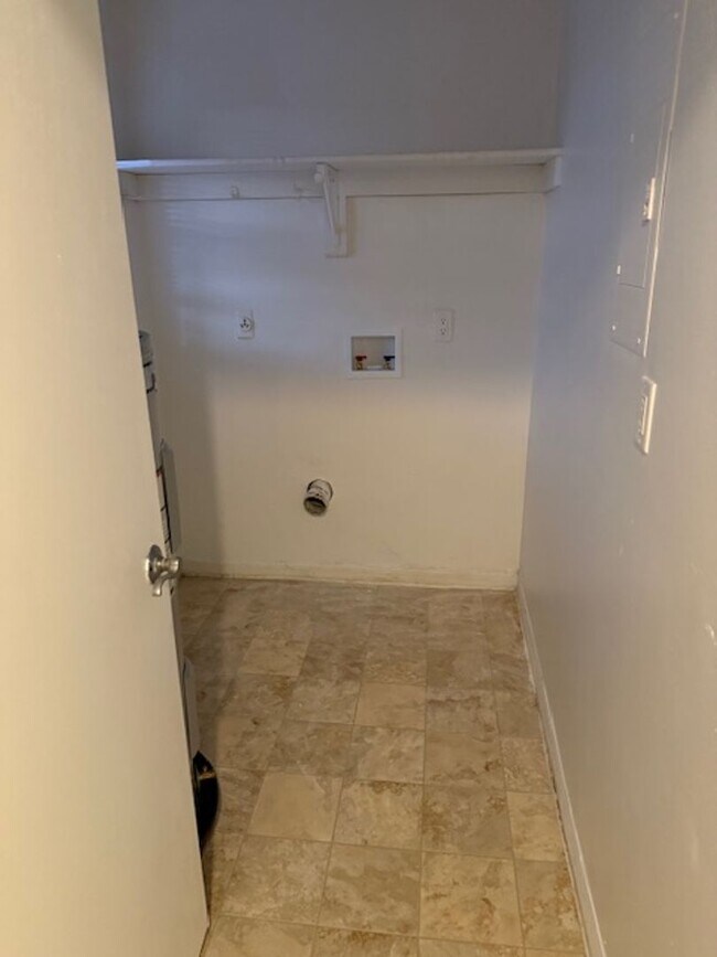 Building Photo - Coral Gardens Two bedroom condo