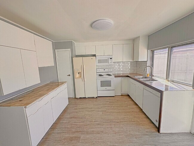 Building Photo - 5573 Court F