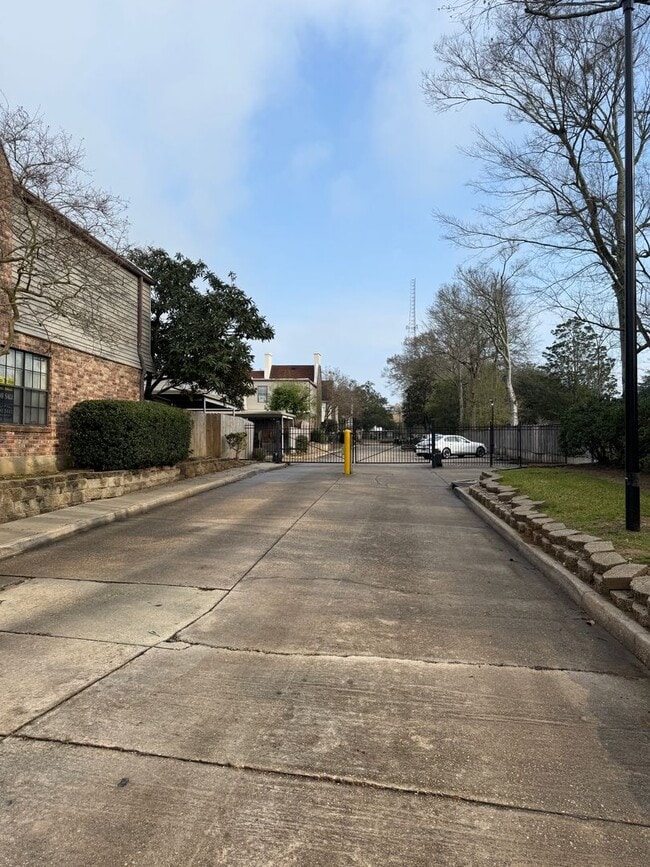 Building Photo - Beautiful 2 Bedroom Townhome off Jefferson