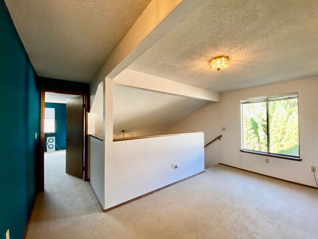 Building Photo - 674