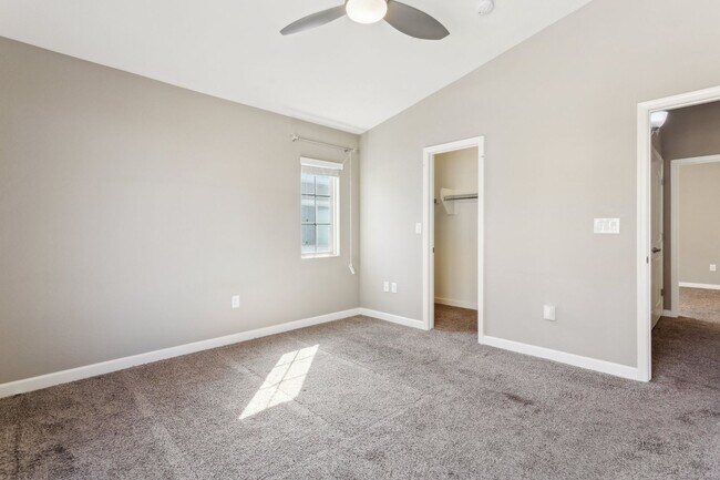 Building Photo - Gorgeous Condo