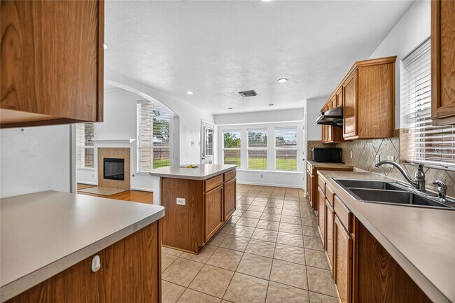Building Photo - 12807 Canyon Echo Dr