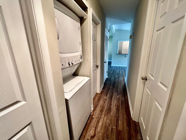 Building Photo - 3-Bedroom Home In Laurel Manor - Fenced Ba...
