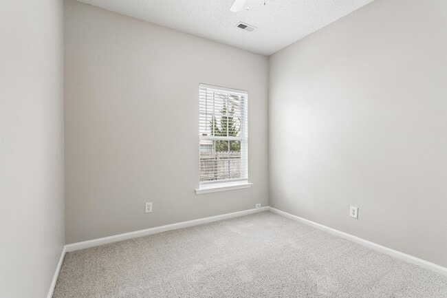 Building Photo - 3 BR 3 BA Townhouse