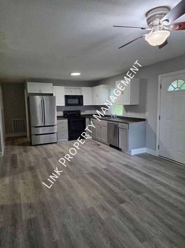 Building Photo - Don't Miss this 3BR/2BA Home with Large Detached Garage & Huge Backyard and Deck