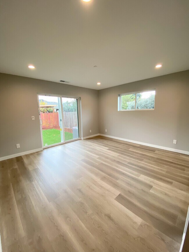 Building Photo - 1236 Hollyburne Ave