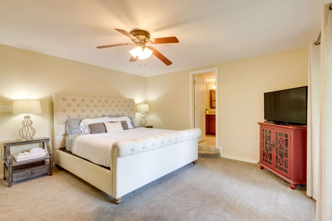 Building Photo - Kerry Lake