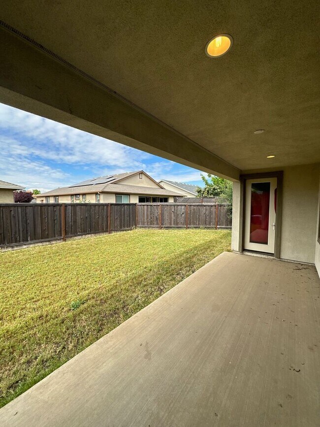 Building Photo - Spacious 4 Bed / 3 Bath Home with Large Covered Patio in Chico