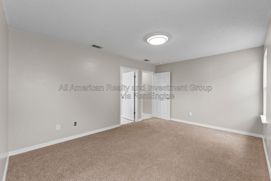 Building Photo - 216 Lustan Dr