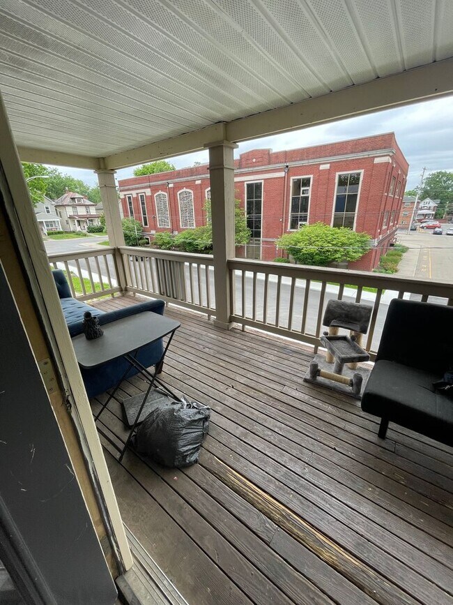 Building Photo - OSU North Campus 5 bedroom 2 bath apartment