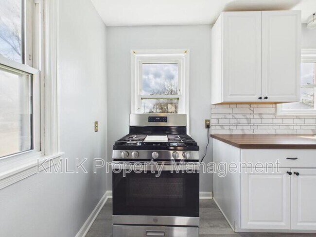 Building Photo - 1078 Lindsay Ave