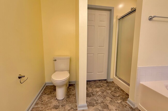 Building Photo - AVAILABLE NOW! (No Pets)